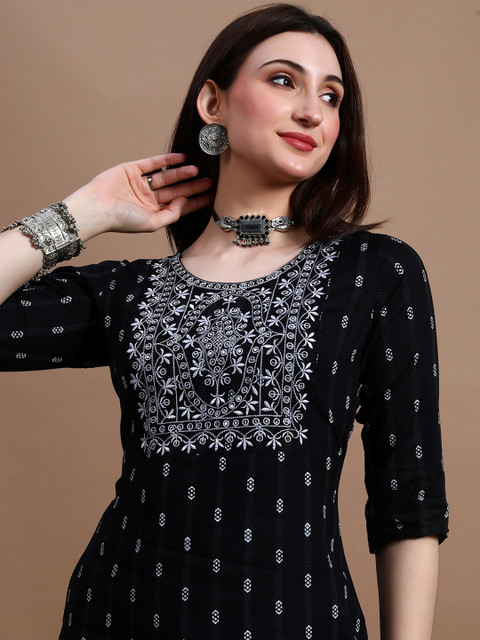 GLOWWORLD Floral Embroidered Straight Kurta - Image 3
