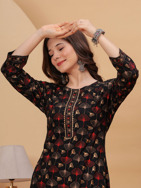 PURSHOTTAM WALA Floral Printed Round Neck Gotta Patti Straight Kurta