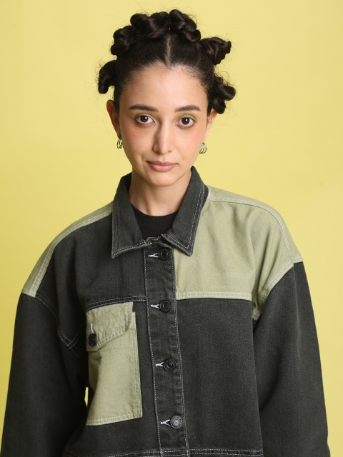 Bene Kleed Colourblocked Spread Collar Pure Cotton Crop Denim Jacket - Image 3