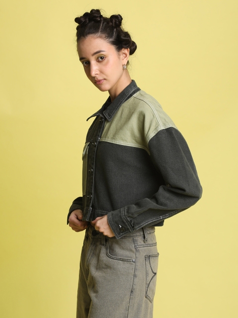 Bene Kleed Colourblocked Spread Collar Pure Cotton Crop Denim Jacket - Image 4
