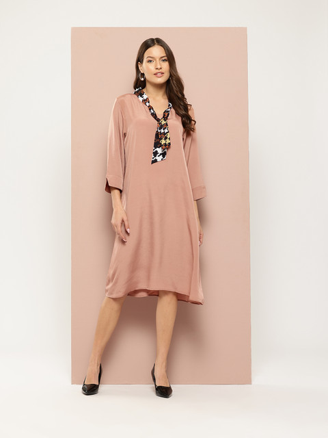 Qurvii Tie-Up Neck Crepe A-Line Dress