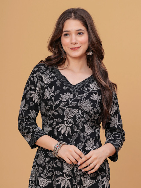 PURSHOTTAM WALA Floral Printed Gotta Patti Straight Kurta