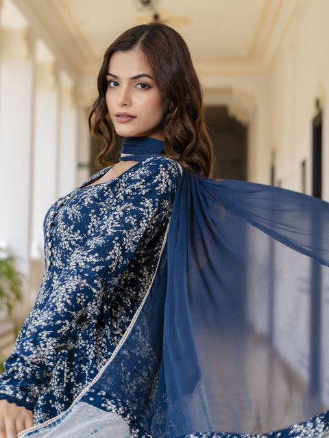 EthniFlair Women Floral Printed Empire Aari Work Pure Cotton Kurta with Pyjamas & With Dupatta - Image 7