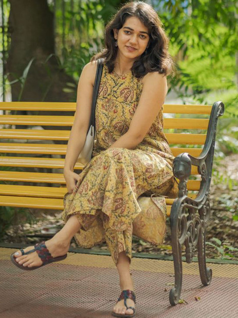 GoSriKi Floral Printed Straight Kurta with Trousers - Image 4