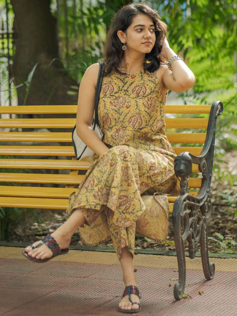 GoSriKi Floral Printed Straight Kurta with Trousers - Image 3
