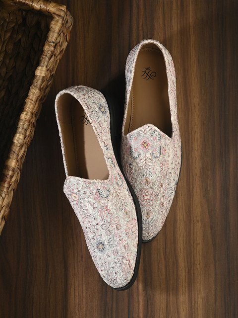 House of Pataudi Men Embroidered Casual Mojaris