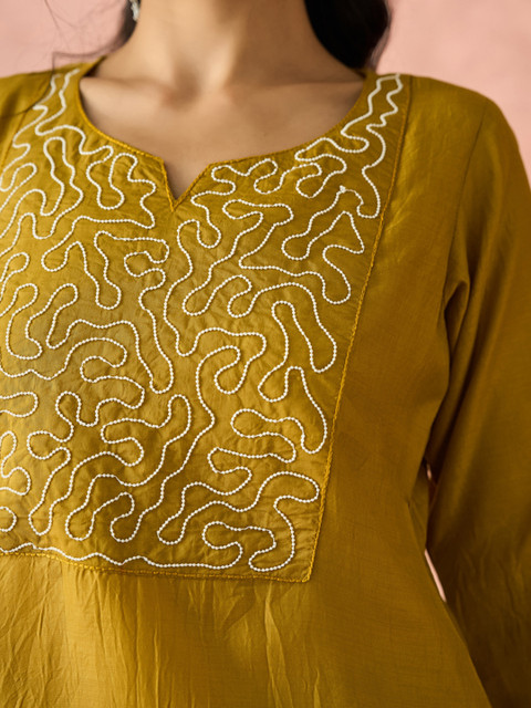 KALINI Geometric Yoke Design Thread Work Notch-Neck Straight Kurta With Trousers - Image 6