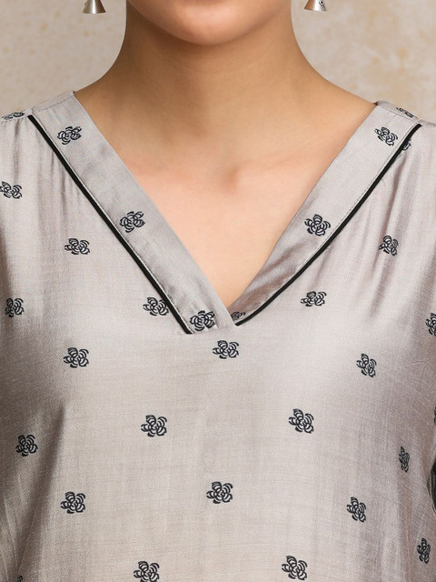 Varanga Floral Printed Flared Sleeves Straight Chanderi Cotton Kurta - Image 3