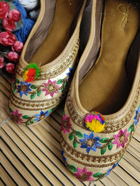 Sangria Women Embroidered Mojaris