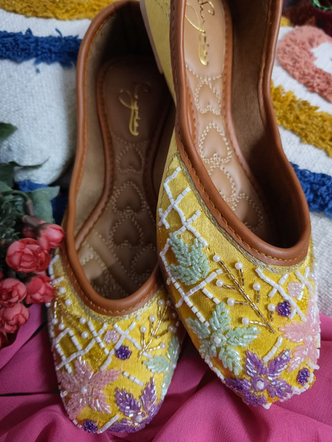 Sangria Women Embellished Atistica Mojaris