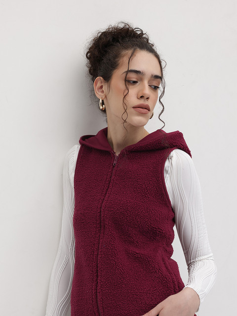 The Roadster Lifestyle Co. Solid Sleeveless Hooded Sherpa Jacket