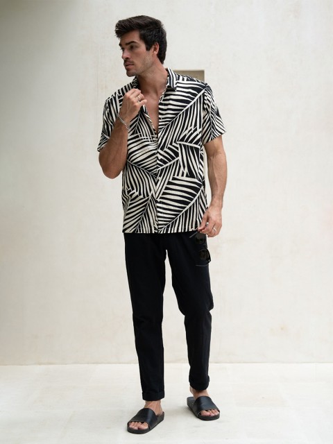 ZYNG Men Regular Fit Geometric Casual Shirt - Image 3