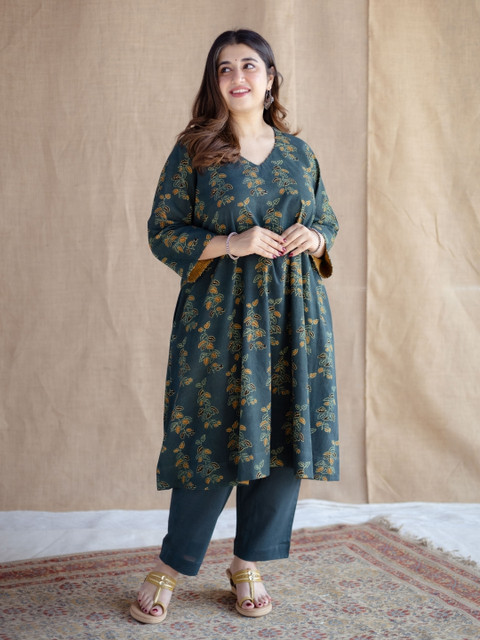 THE INDIAN ETHNIC CO Women Floral Print Straight Fit Cotton Salwar