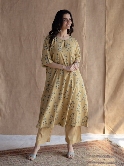 THE INDIAN ETHNIC CO Women Floral Print Straight Fit Cotton Salwar