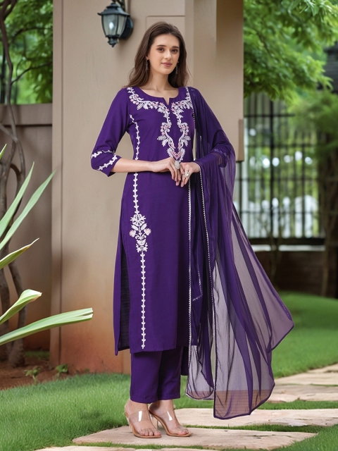 Aaghnya Floral Embroidered Notch Neck Panelled Thread Work Kurta With Trousers & Dupatta - Image 3