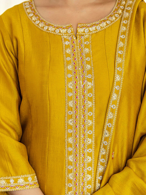 SANISA Women Ethnic Motifs Embroidered Regular Thread Work Kurta & Trousers With Dupatta - Image 6