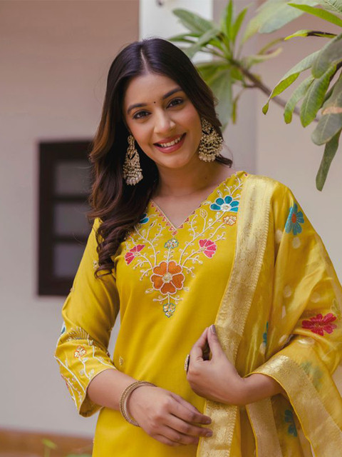 VredeVogel Women Silk Blend Kurta Pant Set with Dupatta