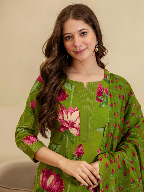 SKYLEE Women Floral Printed Round Neck Straight Kurta with Trousers & Dupatta