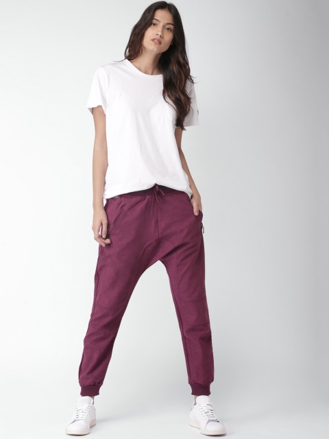 How To Style Jean Joggers This Winter - The Dark Plum  Jeans outfit women,  Joggers outfit women, Jogger outfit casual