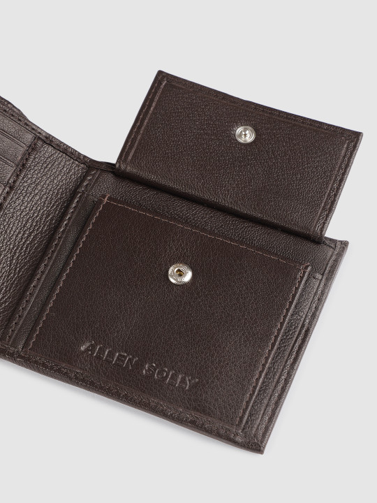 men brown textured two fold wallet