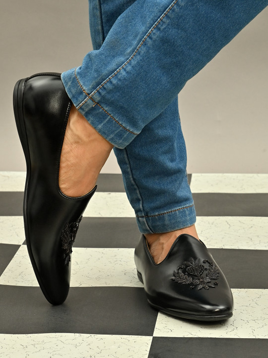 San Frissco Men Black Embroidered Mojaris