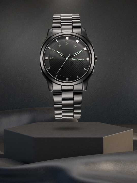 Men Black Brass Dial & Steel Toned Stainless Steel Bracelet Style Straps Analogue Watch Men Black Brass Dial & Steel Toned Stainless Steel Bracelet Style Straps Analogue Watch