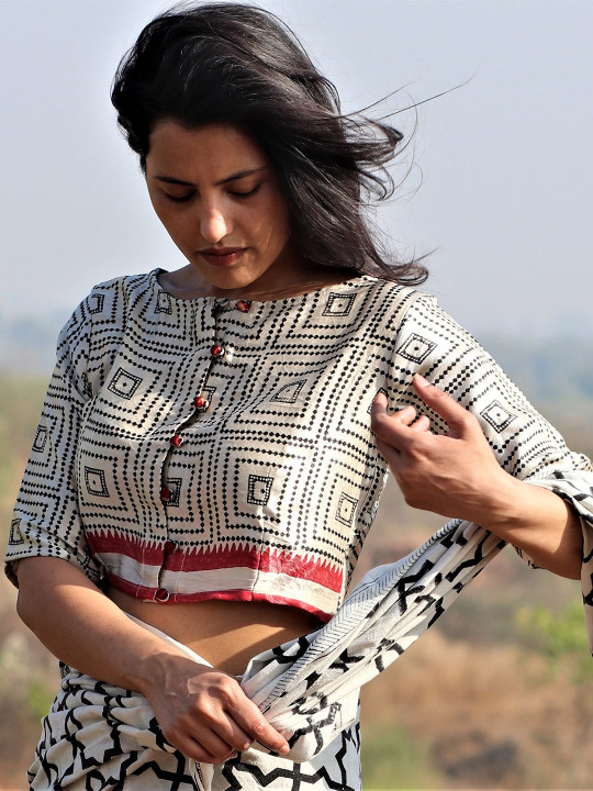Chidiyaa Women White & Black Checked Saree Blouse