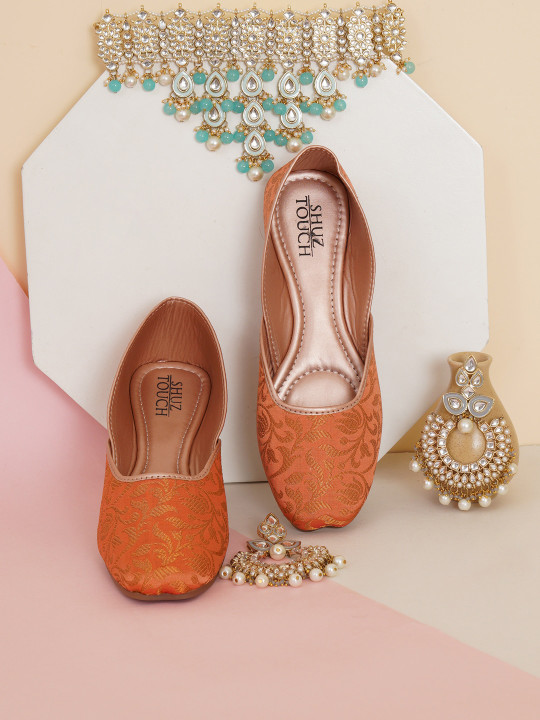 SHUZ TOUCH Women Peach-Coloured Ethnic Mojaris Flats