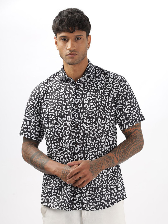 Vestirio Men Relaxed Spread Collar Abstract Printed Relaxed Fit Casual Shirt