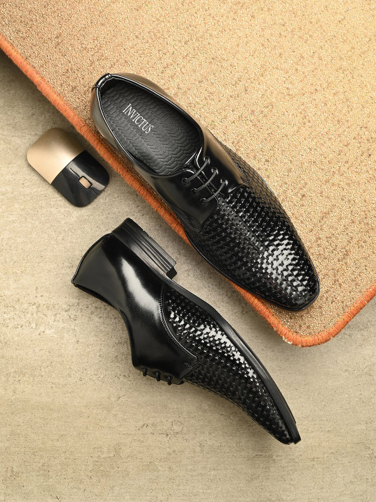 INVICTUS Men Textured Formal Derbys
