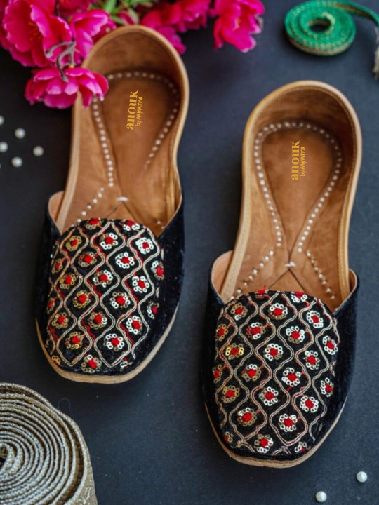 Anouk Women Ethnic Mojaris with Embroidered Flats