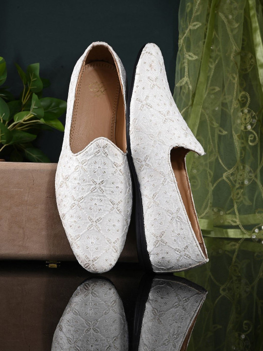 House of Pataudi Men Embroidered Mojaris