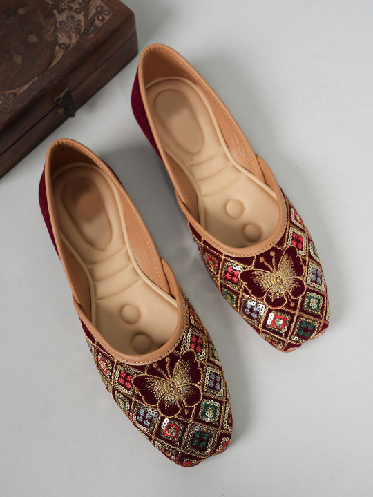 SAPATOS Women Embellished Ethnic Mojaris Flats