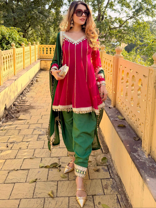 LABEL ADITI HUNDIA Women Regular Gotta Patti Kurta with Patiala & With Dupatta