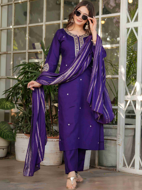 LA LILY Ethnic Motifs Embroidered Thread Work Chanderi Silk Kurta & Trousers With Dupatta