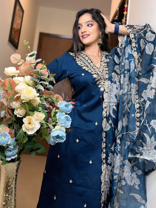 VredeVogel Women Ethnic Motifs Embroidered Regular Kurta with Trousers & With Dupatta