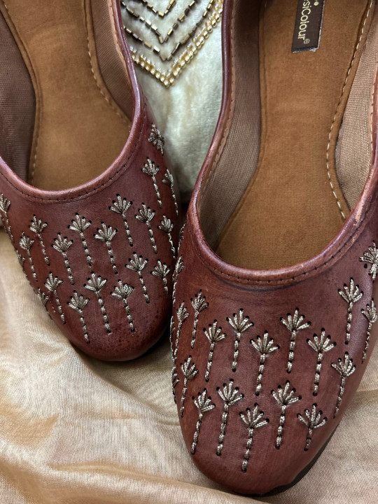 DESI COLOUR Women Embellished Ethnic Mojaris Flats