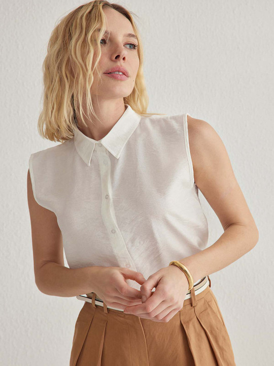 Trendyol Spread Collar Sleeveless Shirt