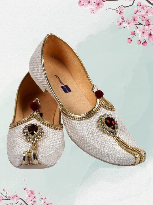 DEEUCO Men Embellished Ethnic Mojaris
