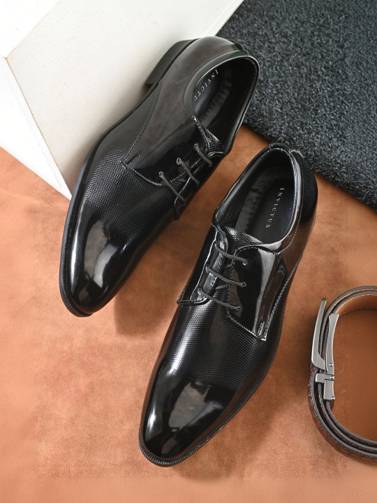INVICTUS Men Textured Round Toe Formal Derbys