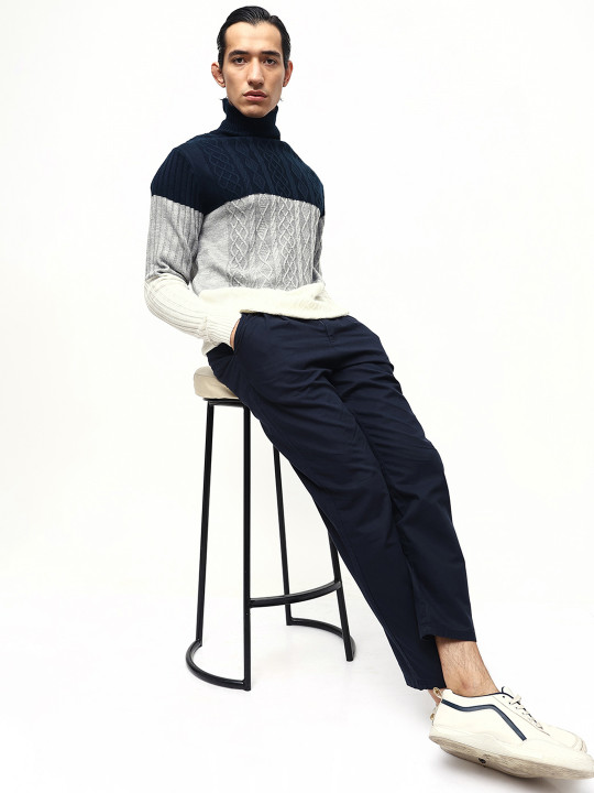 Dennis Lingo Colourblocked Round Neck Pullover Sweater