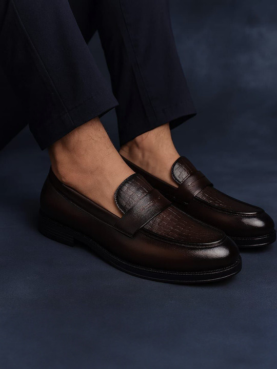 Von huette Men Textured Slip On Loafers