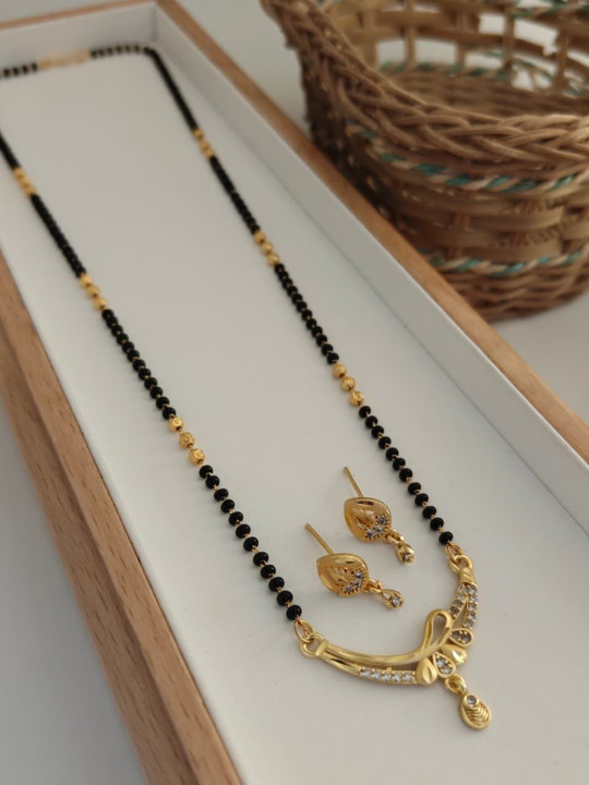 JEWELLERY HEAVEN Gold-Plated Artificial Stones and Beads Mangalsutra