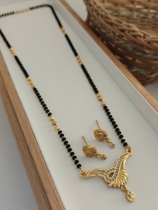 V.K.PAYAL.JEWELLERY Gold-Plated Artificial Stones and Beads Mangalsutra