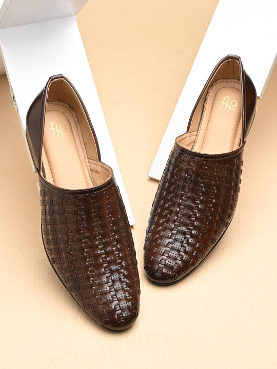 House of Pataudi Men Textured Pointed Toe Mojaris Nagra Shoes
