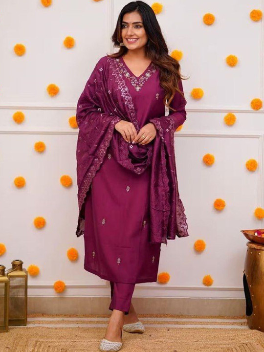 The Loomira Women Ethnic Motifs Embroidered Regular Thread Work Kurta with Trousers & With Dupatta