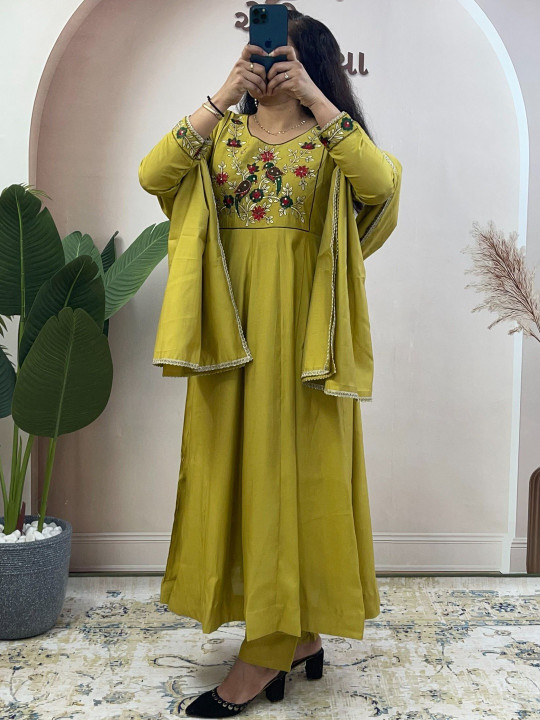 BHAVUBAA Women Ethnic Motifs Embroidered Empire Thread Work Pure Cotton Kurta with Trousers & With Dupatta