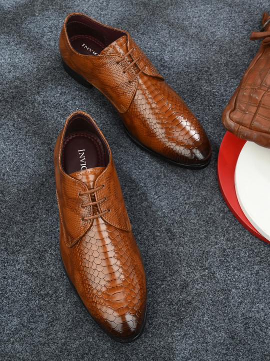 INVICTUS Men Textured Formal Derbys