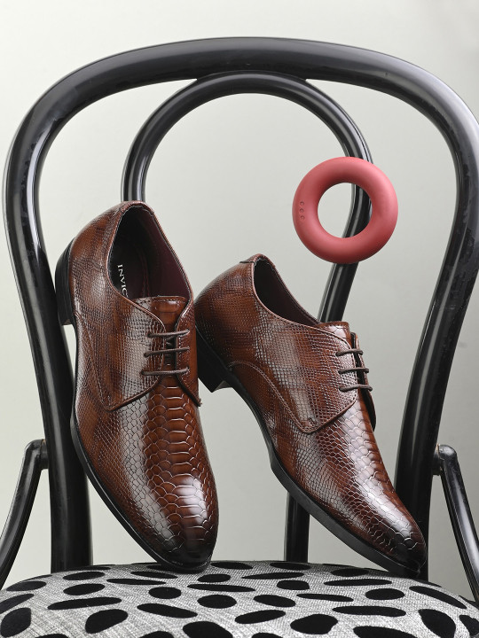 INVICTUS Men Textured Formal Derbys