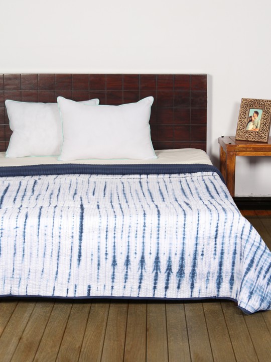 Blue & White 450 GSM Printed AC Double Reversible Quilt